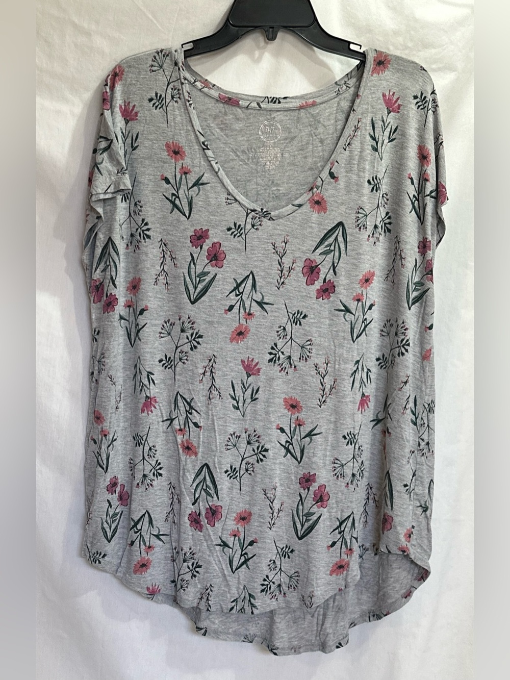 Maurice’s 24/7 Women's Grey Floral V-Neck short Sleeve Top